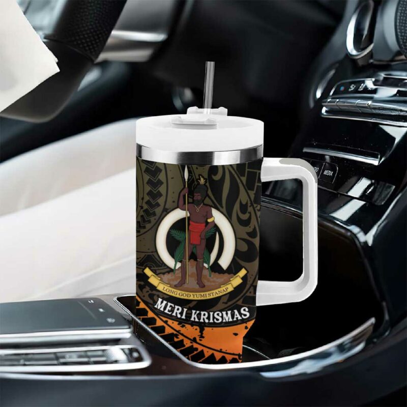 Vanuatu Christmas Vanuatuan Pig Tusk Meri Krismas! Custom Stanley Quencher 40oz Stainless Steel Tumbler With Handle - Threewoofs - Image 8