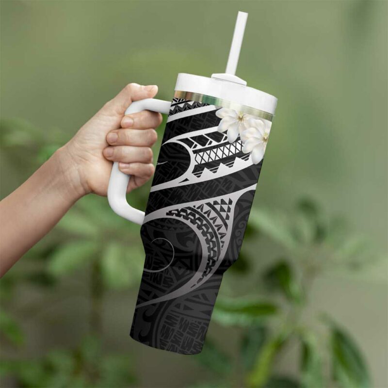 White Sunday Tokelau Gardenia Thunbergia Fakamalo Atu Kia Te Koutou Uma Custom Stanley Quencher 40oz Stainless Steel Tumbler With Handle - Threewoofs - Image 3