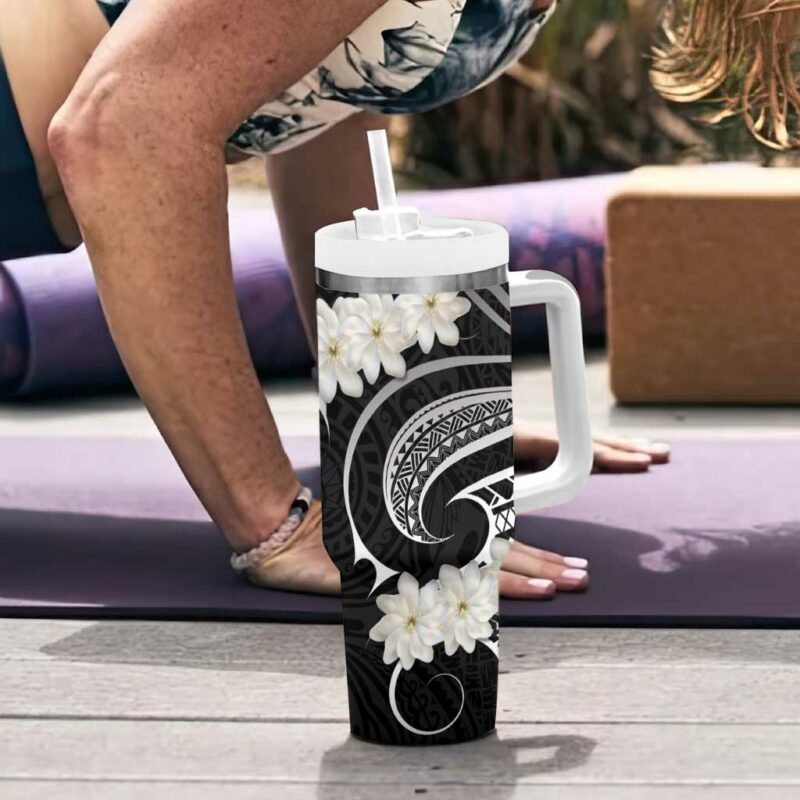 White Sunday Tokelau Gardenia Thunbergia Fakamalo Atu Kia Te Koutou Uma Custom Stanley Quencher 40oz Stainless Steel Tumbler With Handle - Threewoofs - Image 6