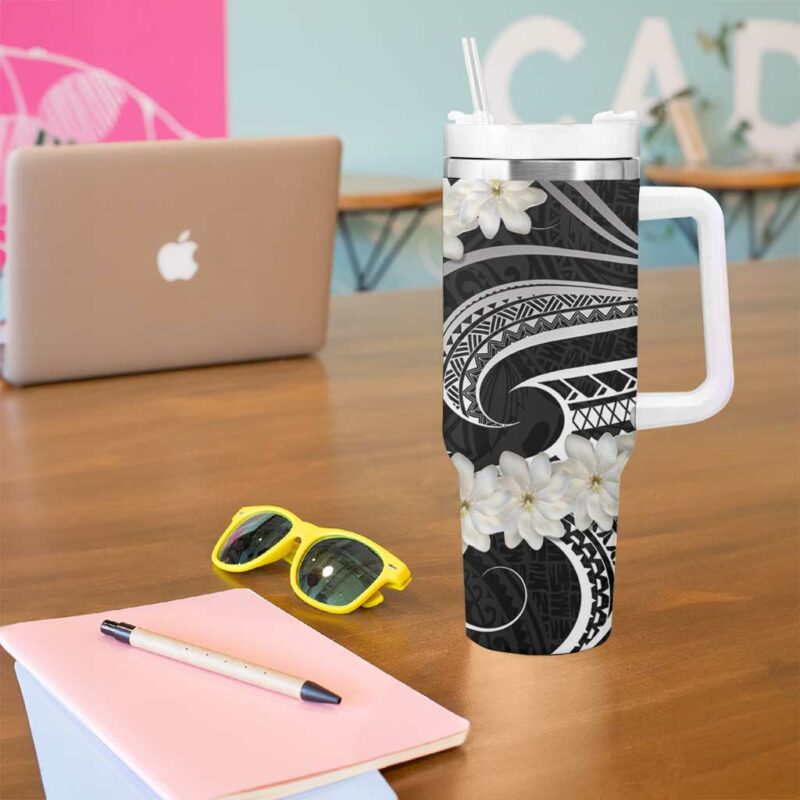 White Sunday Tokelau Gardenia Thunbergia Fakamalo Atu Kia Te Koutou Uma Custom Stanley Quencher 40oz Stainless Steel Tumbler With Handle - Threewoofs - Image 5