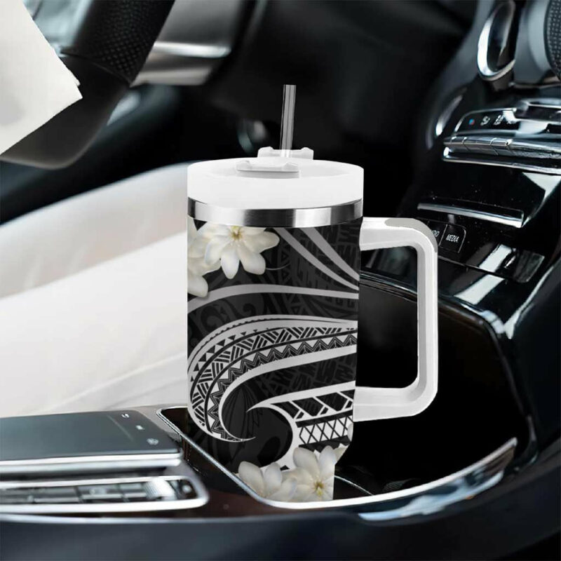 White Sunday Tokelau Gardenia Thunbergia Fakamalo Atu Kia Te Koutou Uma Custom Stanley Quencher 40oz Stainless Steel Tumbler With Handle - Threewoofs - Image 8