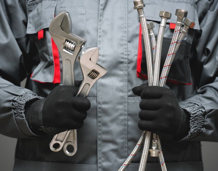 What are the essential qualities to look for in a Menifee plumbing contractor?