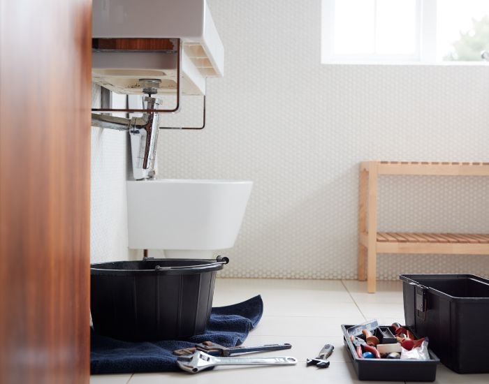 How do Menifee plumbers assess the severity of plumbing issues during inspections?