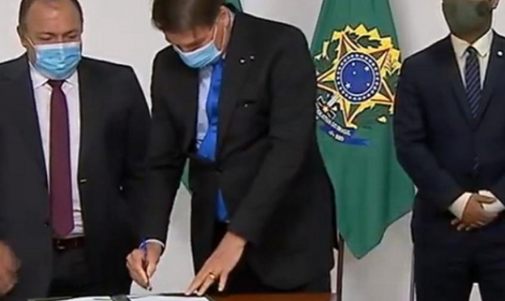 Bolsonaro assina MP que destina R$ 1,99 bilhão para viabilizar vacina contra covid-19