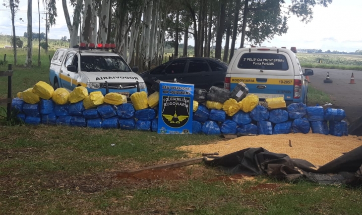 Após ter carregado caminhão em Maracaju, PMR apreende 1,34 ton de maconha escondida em carga de grãos de milho na região de fronteira. Saiba mais