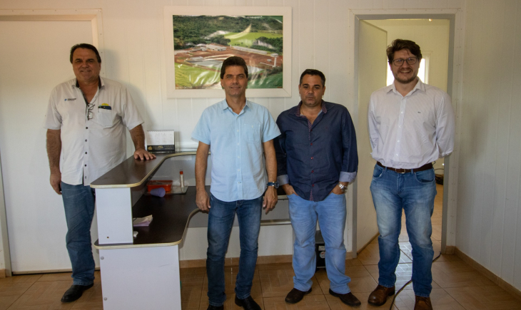 Prefeito Eleito Marcos Calderan e Vice-Prefeito Eleito Maurão visitam frigorífico que inaugurará em Maracaju.