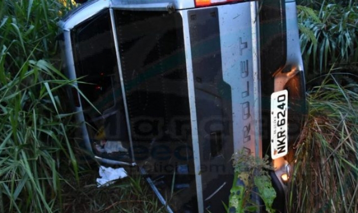 Maracaju: Motorista perde controle ao passar em buraco e caminhonete capota na MS-164