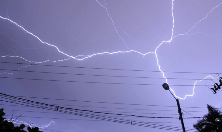Raios: Durante forte chuva de sexta-feira 03-05, Maracaju recebeu 67 descargas elétricas.