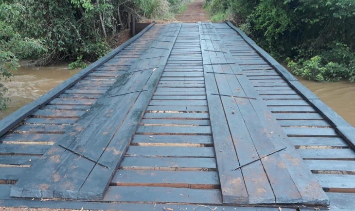 Equipe de Construção e Reformas de Pontes da Prefeitura de Maracaju entrega mais uma ponte.