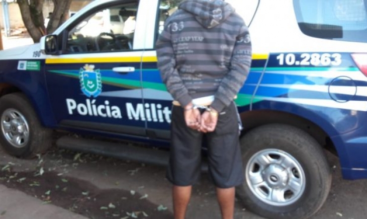 Polícia Militar de Maracaju cumpre mandado de prisão durante abordagem.