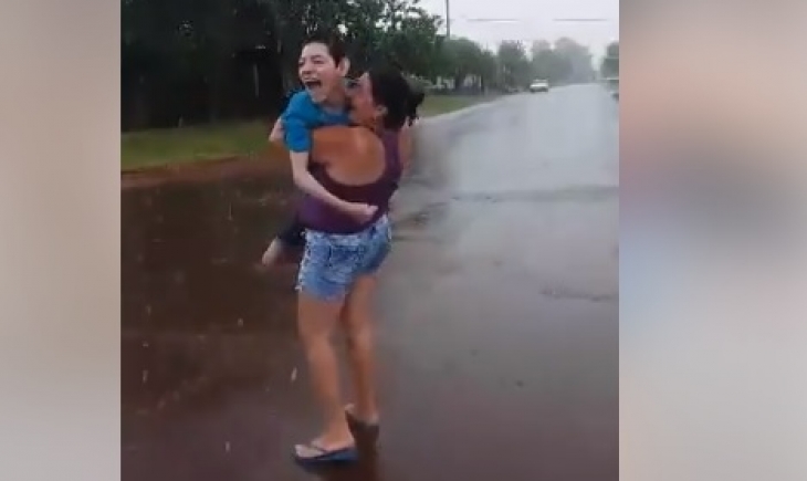 Moradora de Maracaju, Mãe leva filho deficiente para tomar banho de chuva e alegria viraliza nas redes sociais. Leia e assista.
