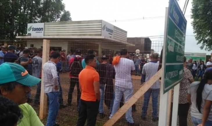 Com salários atrasados, funcionários realizaram manifestação na porta de usina em Vista Alegre.