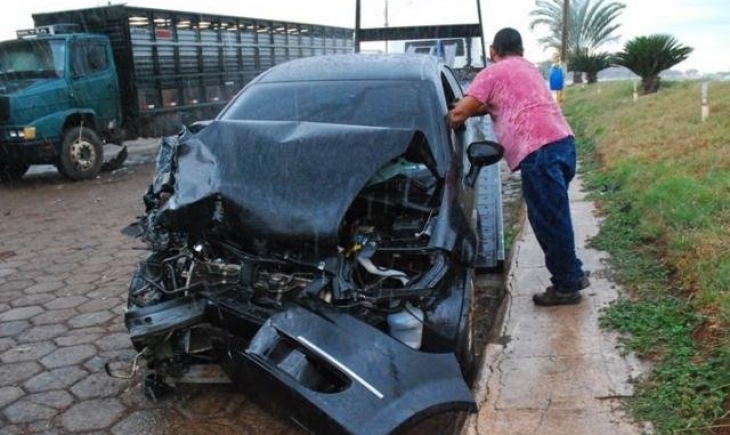 Bataguassu: Em fuga da PRF traficante colide veículo com maconha em dois caminhões