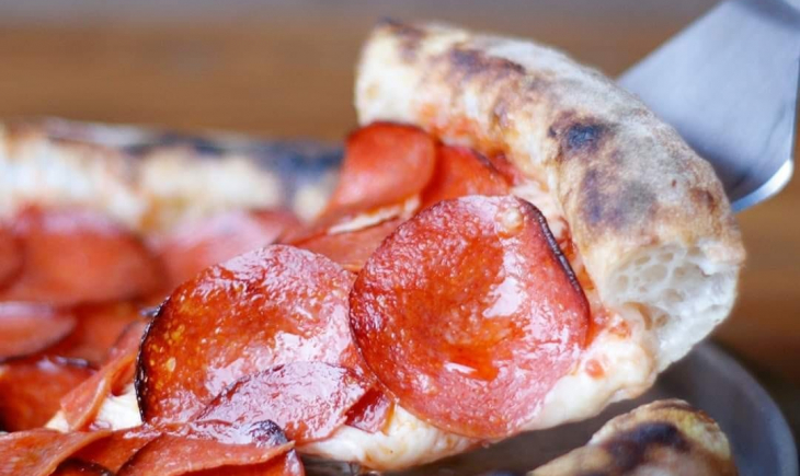 Saluti Pizzaria traz de volta a deliciosa e verdadeira pizza italiana!