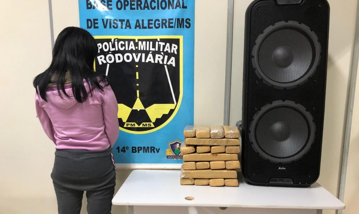 Polícia Militar Rodoviária de Vista Alegre apreende 30 tabletes de maconha dentro de caixa de som.