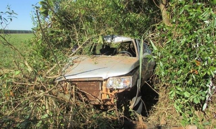 Ivinhema: Carro vai parar em matagal após condutor perder controle da direção na MS-276
