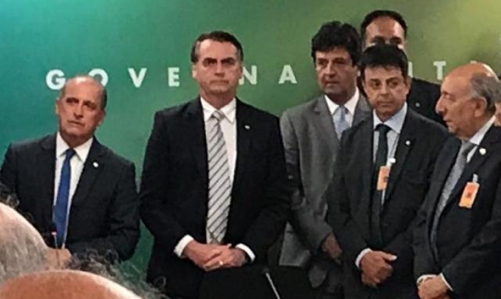 “Confio no marechal Mandetta”, diz Bolsonaro ao anunciar ministro da Saúde