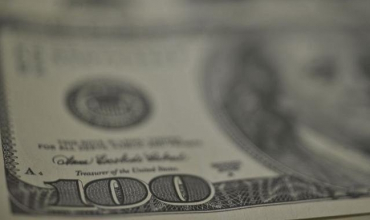 Dólar registra leve queda e fecha cotado a R$ 3,74 para venda