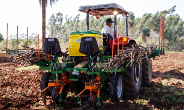 Prefeitura de Maracaju disponibiliza novos maquinários para prestar serviços para a Agricultura Familiar em Maracaju, Vista Alegre e Assentamento Valinhos.