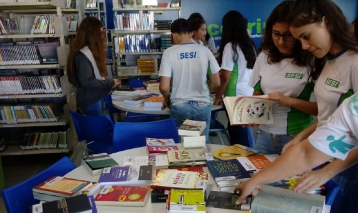 Escola do Sesi de Maracaju realiza exposição de livros infanto-juvenis