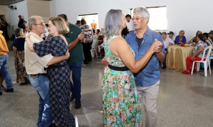 Conviver reúne idosos com Baile Dançante em comemoração ao Dia das Mães
