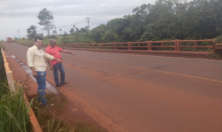Vereadores Vergílio da Banca e Jeferson Lopes visitam ponte da BR 267 e acionarão DNIT para reparos emergenciais.