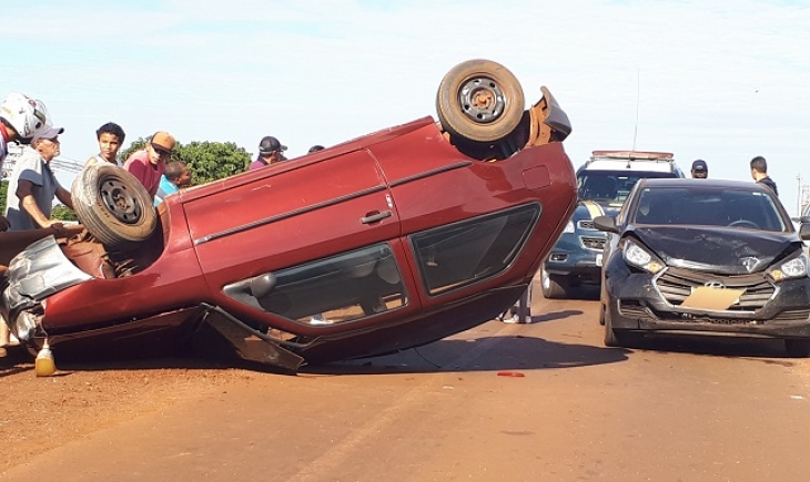 Maracaju: Após se envolver em acidente, veículo capota em cima do viaduto da BR 267. Leia.