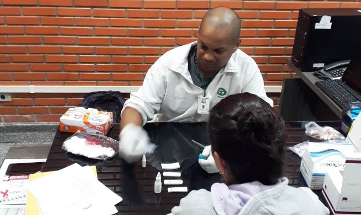 Enfermeiros realizam testes rápidos de HIV, Sifilis, Hepatite B e Hepatite C em universitários de Maracaju.