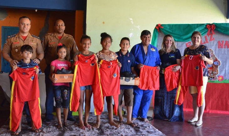 Com apoio do município, Projeto Bombeiros do Amanhã se consolida e inicia entrega de uniformes a crianças.