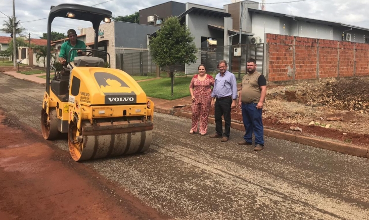 Vereadores Hélio Albarello e Marinice Penajo acompanham obras de reconstrução do asfalto da Avenida Castelo Branco no Bairro Alto Maracaju. Leia.