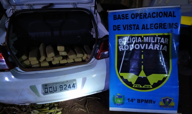 Após veículo furar bloqueio policial, Polícia Rodoviária de Vista Alegre resgata veículo e 100 quilos de drogas abandonadas. Saiba mais.