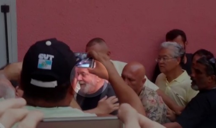 Ex-presidente Lula é preso após se entregar à Polícia Federal