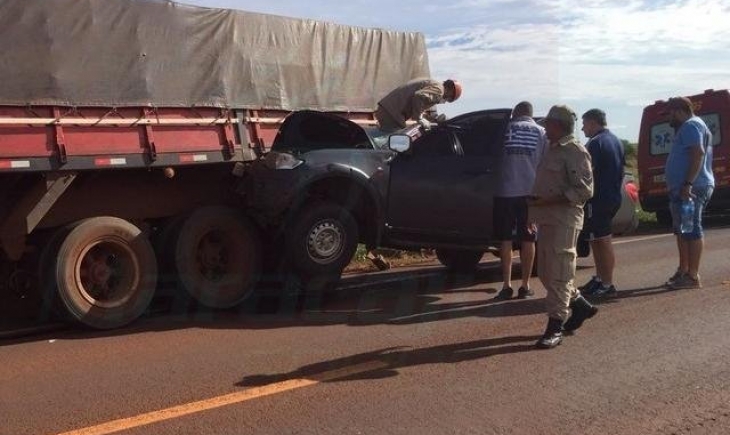 Maracaju: Caminhonete é arrastada por 50 metros após colidir em carreta na BR-267