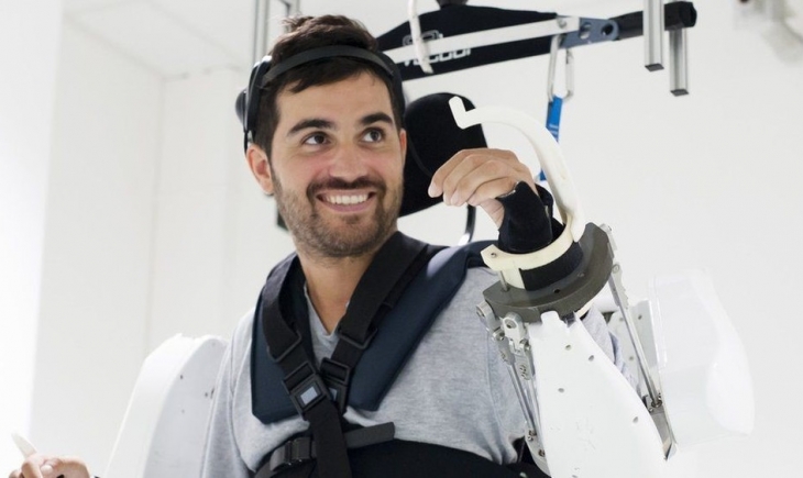 Tetraplégico move braços e pernas após 4 anos com equipamento controlado pela mente