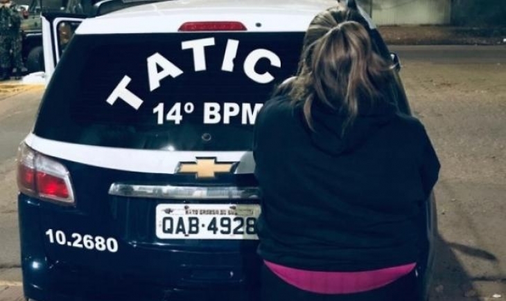 Ponta Porã: Mulher com criança no colo é flagrada transportando 14 quilos de maconha