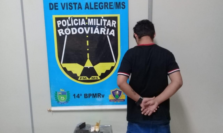 Polícia Rodoviária de Vista Alegre aprende adolescente transportando haxixe e pasta base. Leia