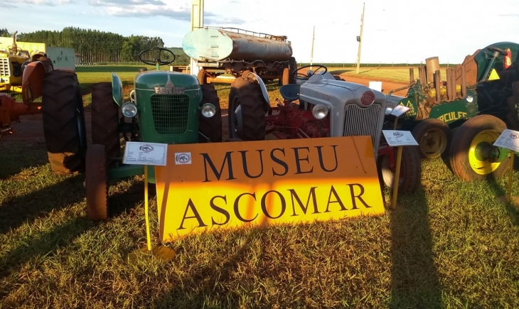 Museu com máquinas agrícolas antigas chama atenção de visitantes do Showtec. Saiba mais.