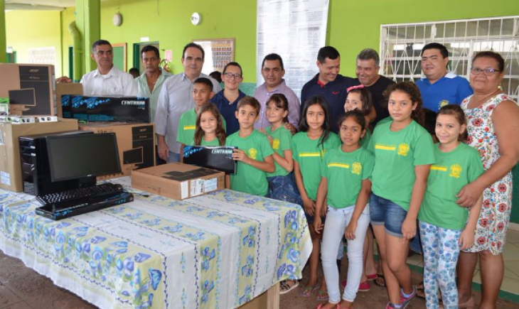 Felipe Orro entrega computadores para escola de Rio Negro