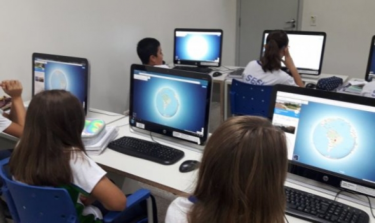 Em aula de Geografia, alunos da Escola do Sesi de Maracaju utilizam Google Maps para cálculo de escala
