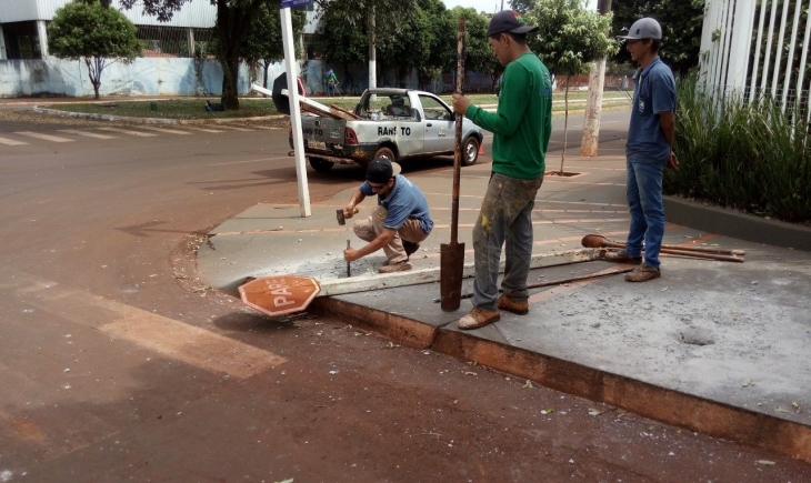 Maracaju: Placas de sinalização instaladas há menos de 15 dias pelo GEMUTRAN são alvo de vândalos. Leia