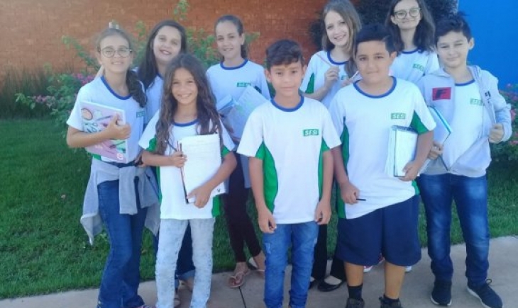 Em passeio pelo pátio, alunos da Escola do Sesi de Maracaju analisam ecossistema e aprendem sobre preservação