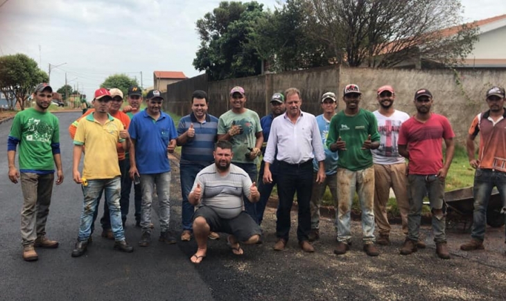 Presidente da Câmara Hélio Albarello e Secretário da Fazenda Lenilso Carvalho acompanham obras de pavimentação asfáltica no Bairro Alto Maracaju.