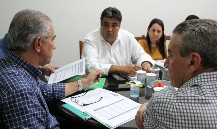 Governo Presente: prefeito de Camapuã pede reforma de ginásio e abatedouro municipal