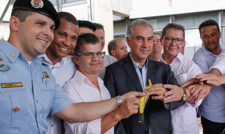 Reinaldo Azambuja entrega viaturas para PM e anuncia aquisição de outras 50