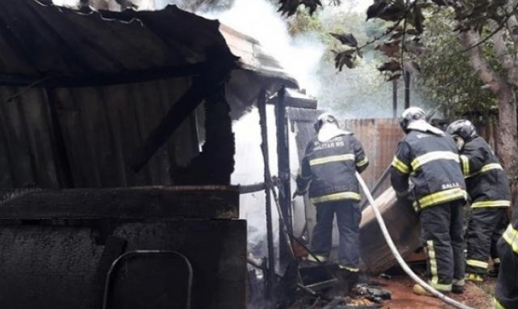 Corumbá: Mãe leva filhos à escola e ao retornar encontra casa destruída pelo fogo