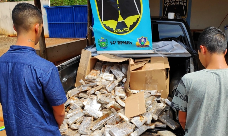 Polícia Militar Rodoviária de Vista Alegre prende traficantes com drogas escondidas em fundo falso de caminhonete na MS 164