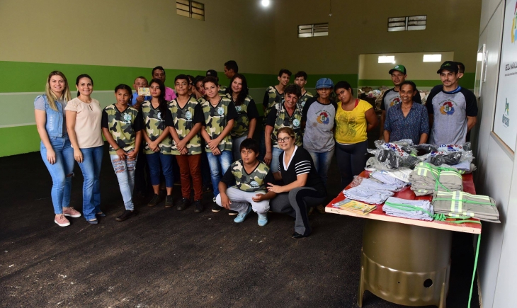 Integrantes do 'Recicla Maracaju' recebem palestra com agentes ambientais, uniformes e EPI do município. Leia.