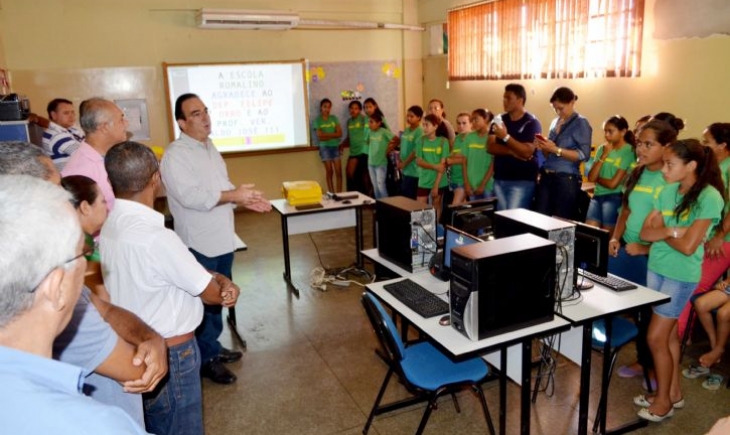 Felipe Orro entrega computadores e aparelhos de ar-condicionado para duas escolas de Anastácio