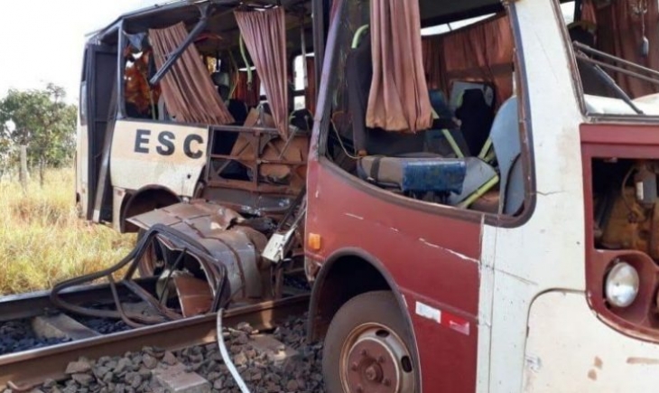 Inocência: Ônibus escolar estraga em cima de linha férrea e é atingido por trem em MS