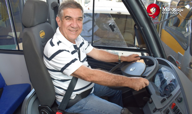 Com investimento de 1.450.000,00, Prefeito Maurílio Azambuja entrega cinco ônibus novos para o transporte escolar.
